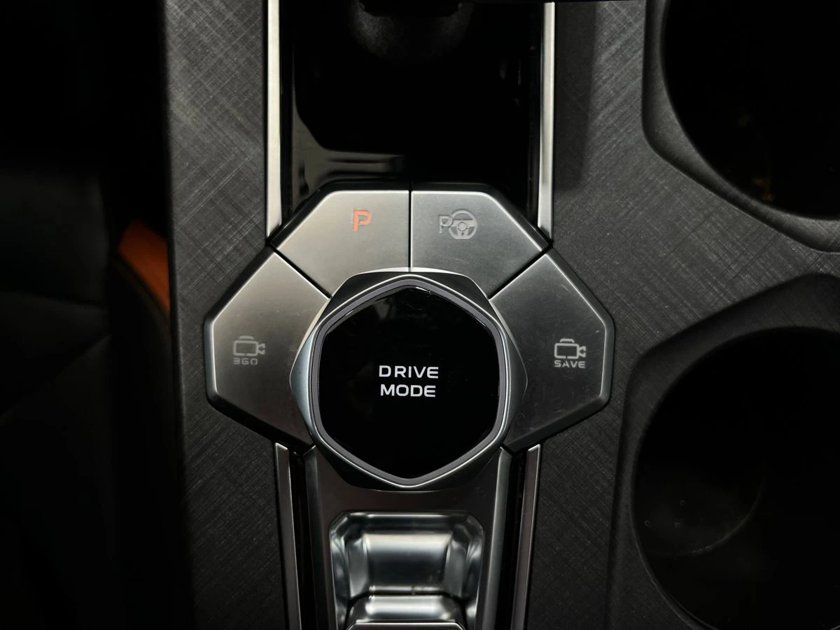 Changan UNI-V, 2023г, передний привод, робот