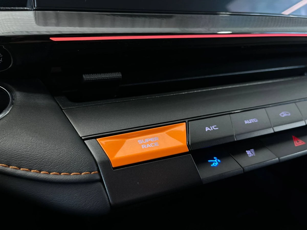 Changan UNI-V, 2023г, передний привод, робот