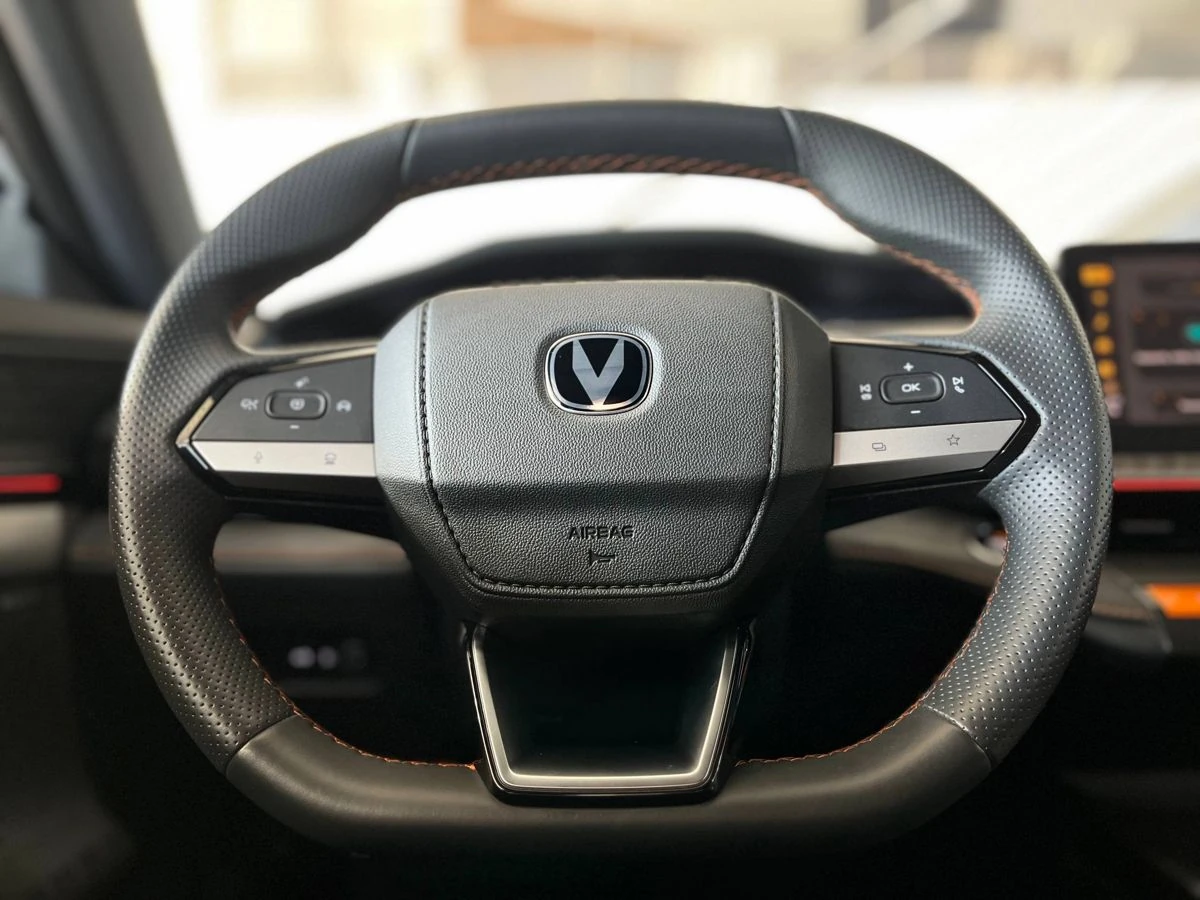 Changan UNI-V, 2023г, передний привод, робот