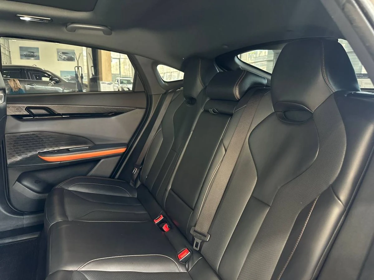 Changan UNI-V, 2023г, передний привод, робот