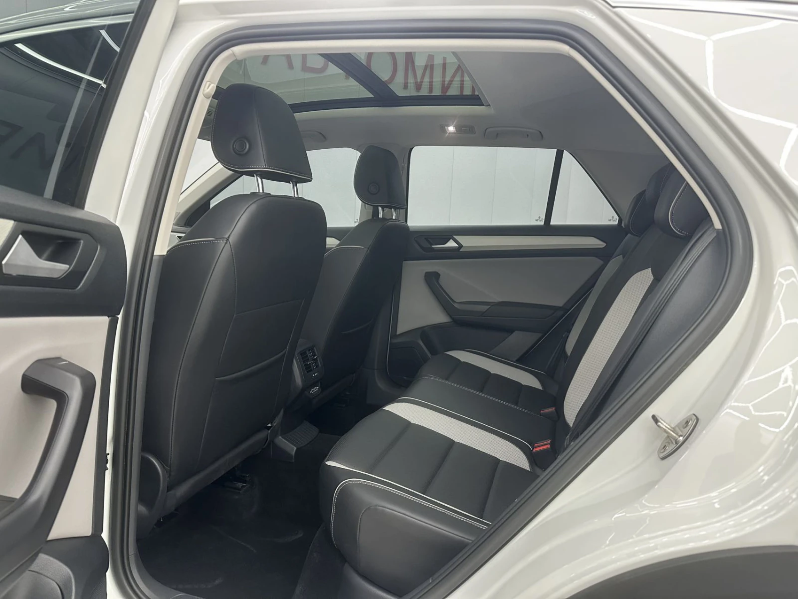 Volkswagen T-Roc, 2023г, передний привод, робот