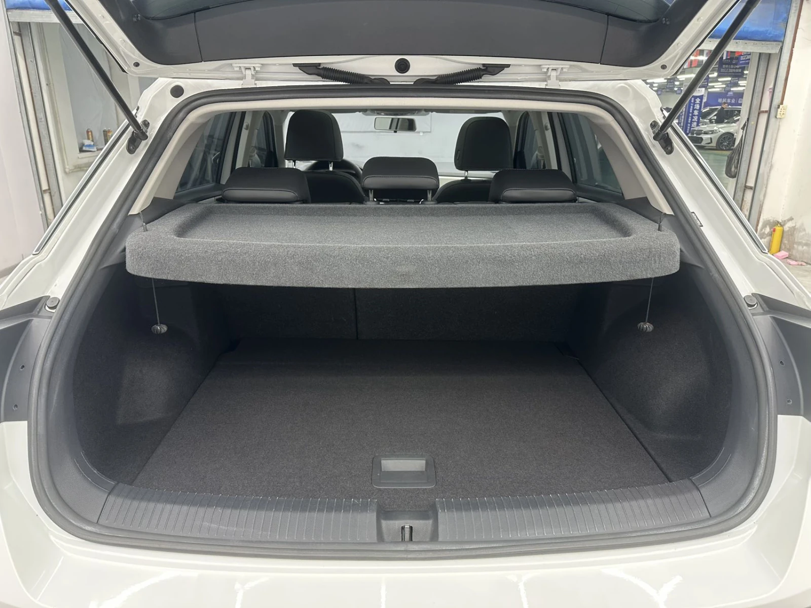 Volkswagen T-Roc, 2023г, передний привод, робот