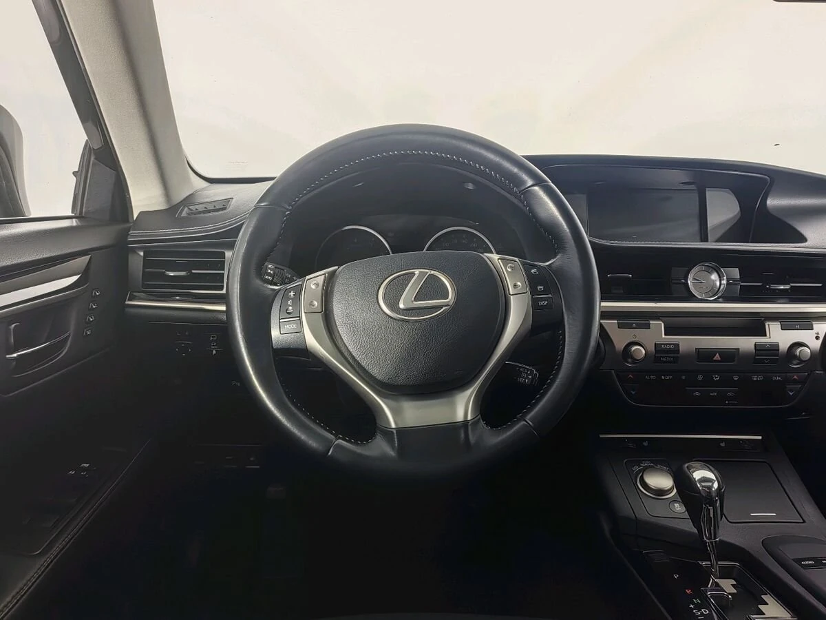 Lexus ES, 2015г, передний привод, автомат