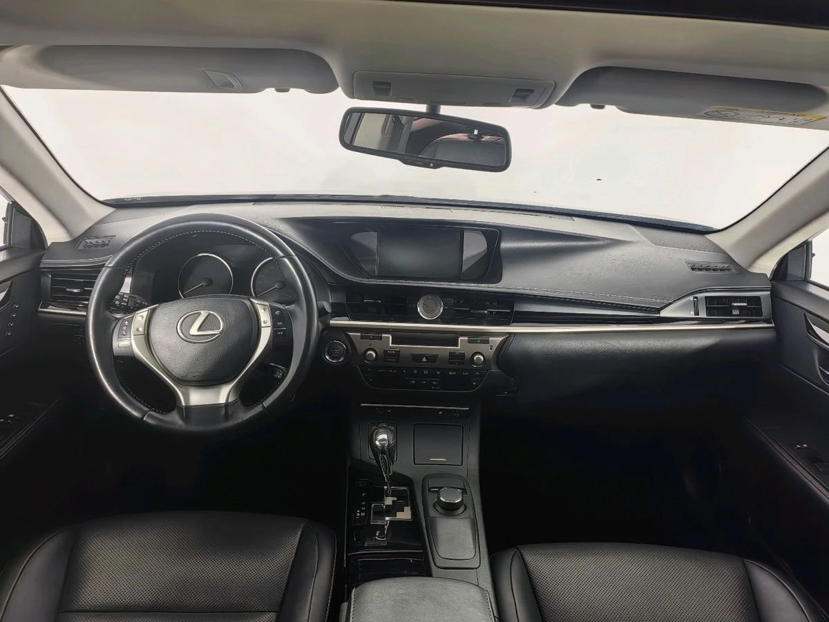 Lexus ES, 2015г, передний привод, автомат