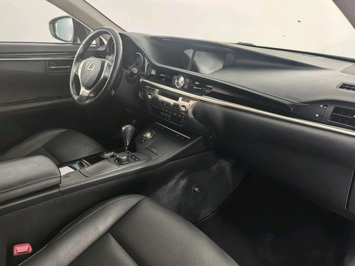 Lexus ES, 2015г, передний привод, автомат