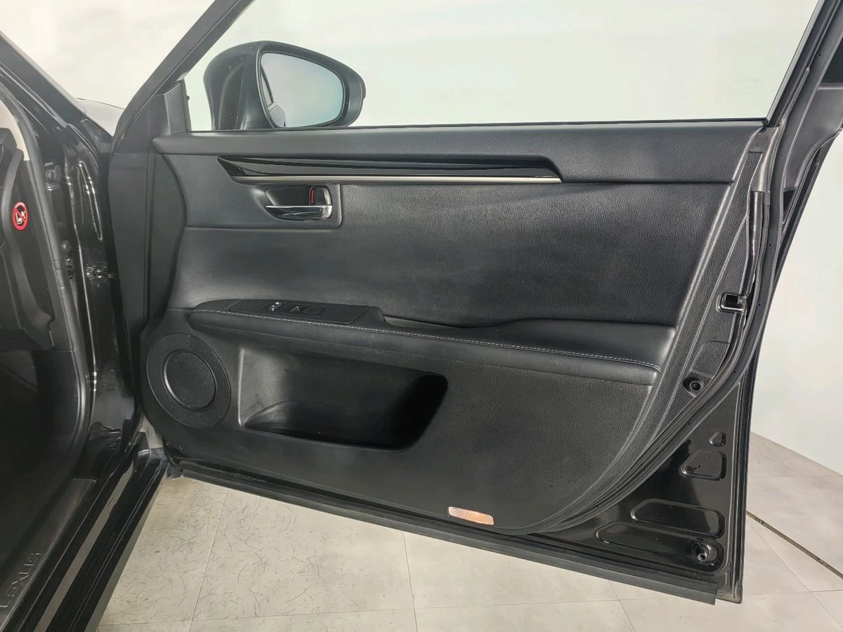 Lexus ES, 2015г, передний привод, автомат