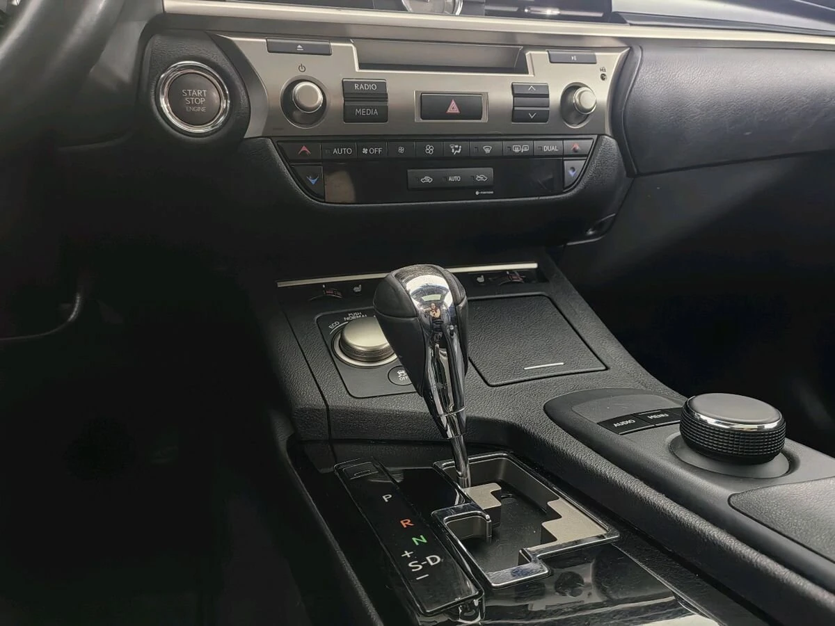 Lexus ES, 2015г, передний привод, автомат