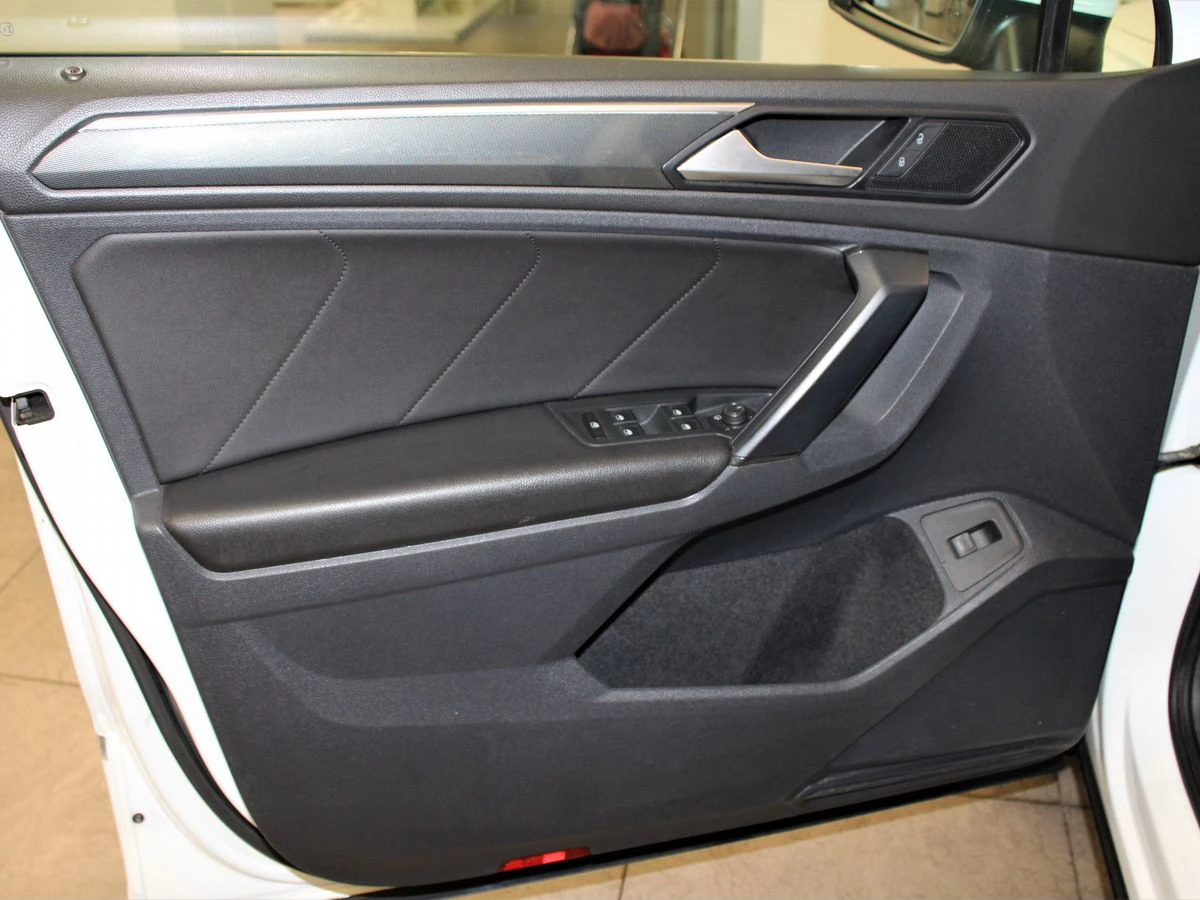 Volkswagen Tiguan, 2019г, передний привод, автомат