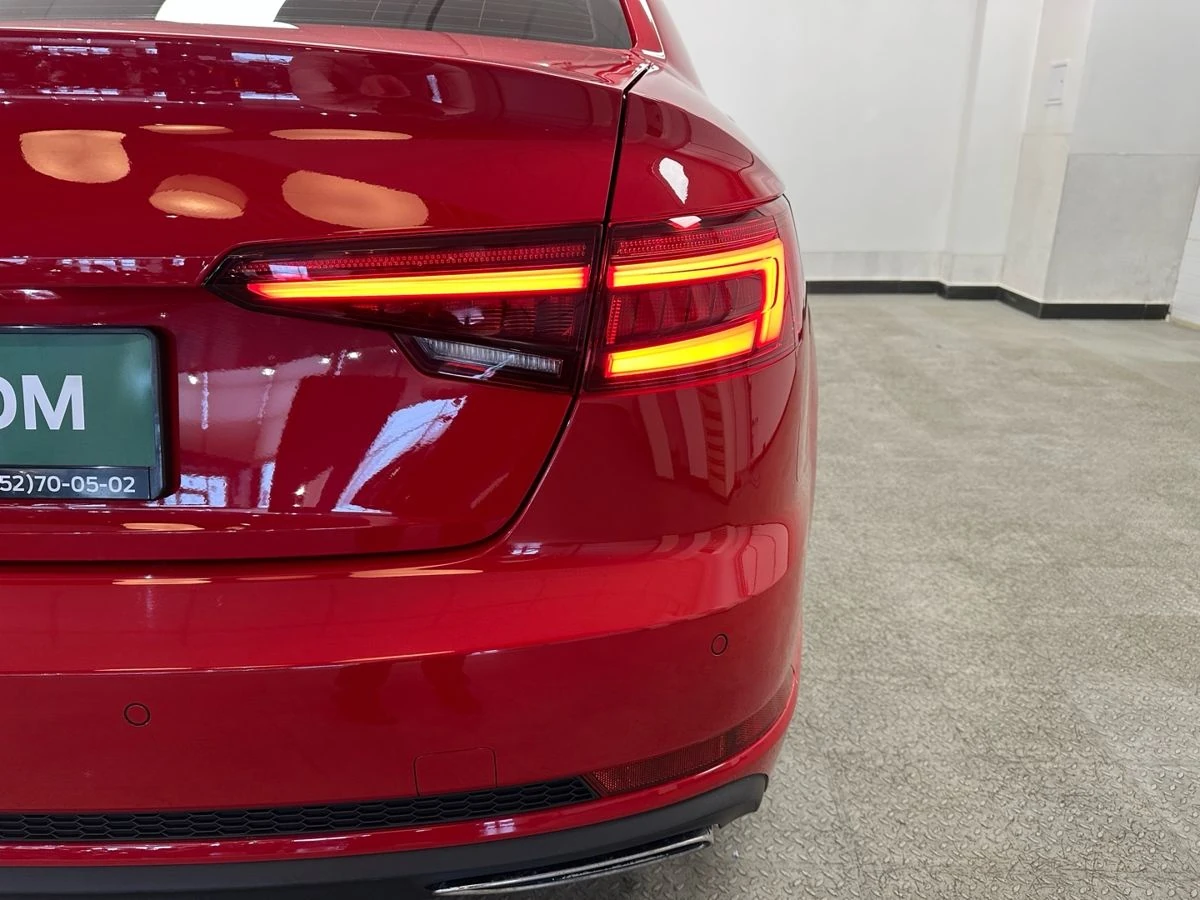 Audi A4, 2019г, передний привод, робот