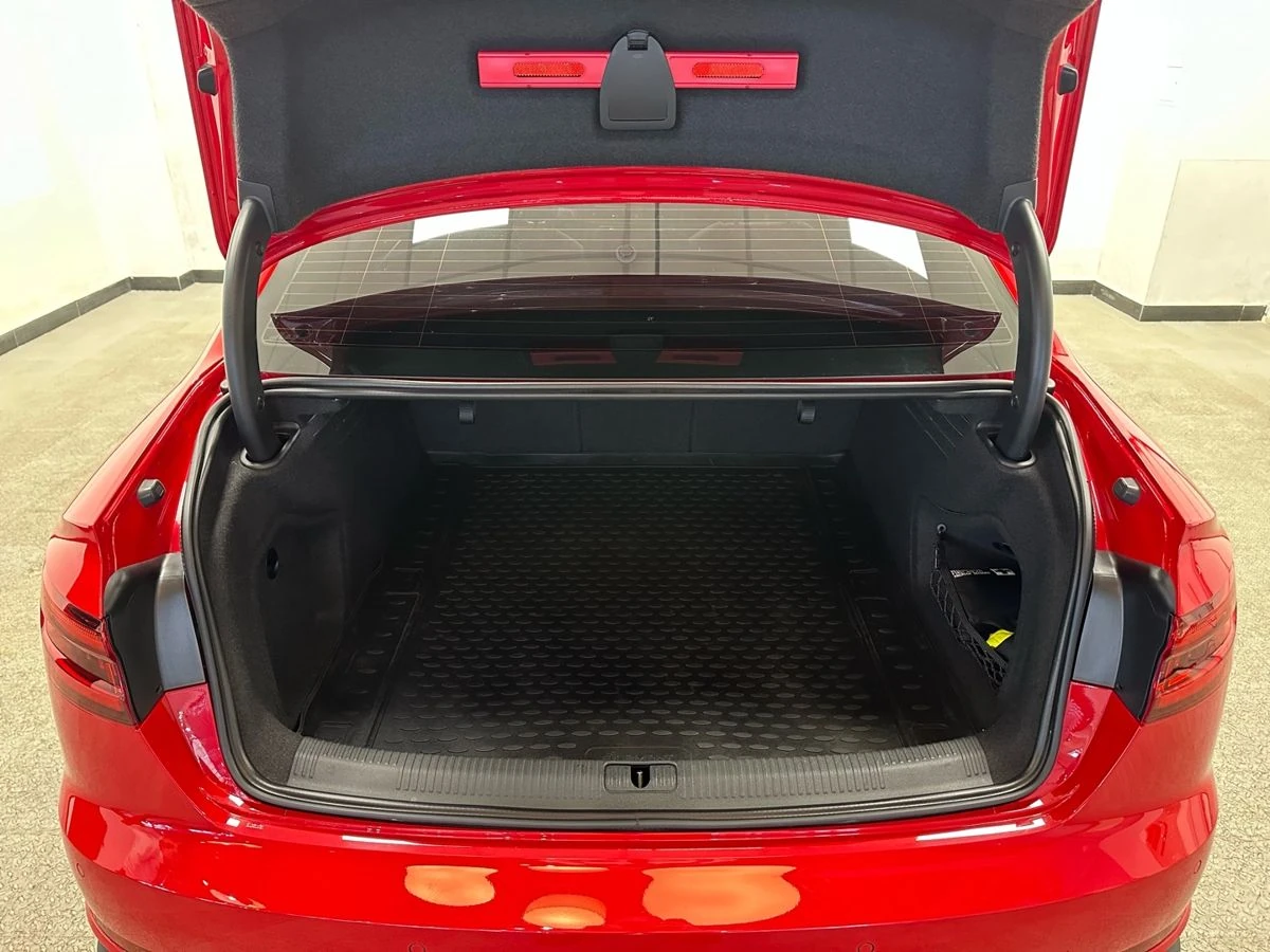 Audi A4, 2019г, передний привод, робот