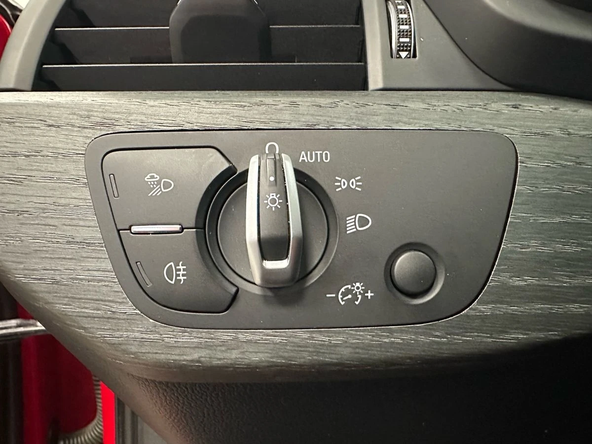 Audi A4, 2019г, передний привод, робот