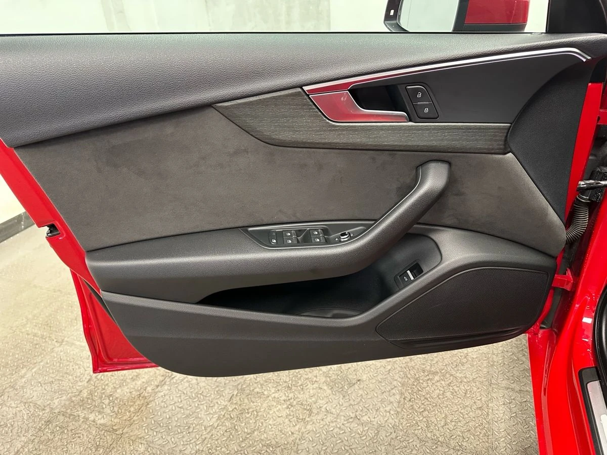 Audi A4, 2019г, передний привод, робот