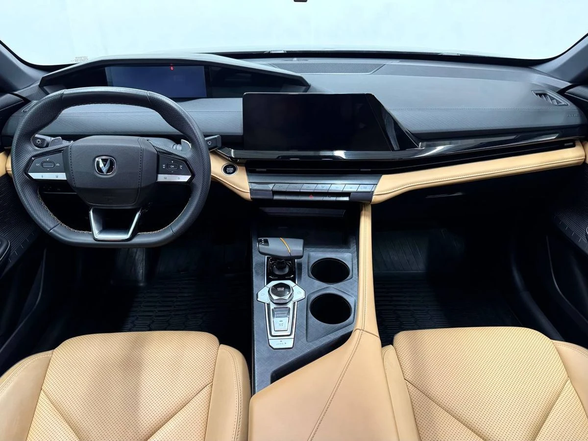 Changan UNI-V, 2023г, передний привод, робот