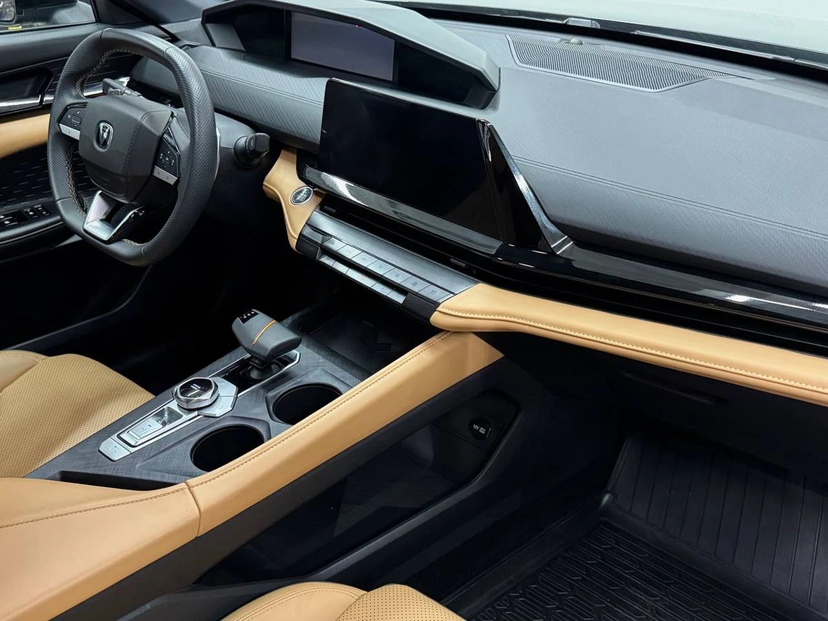 Changan UNI-V, 2023г, передний привод, робот