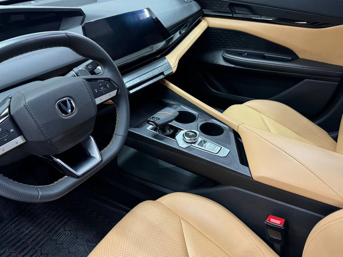 Changan UNI-V, 2023г, передний привод, робот