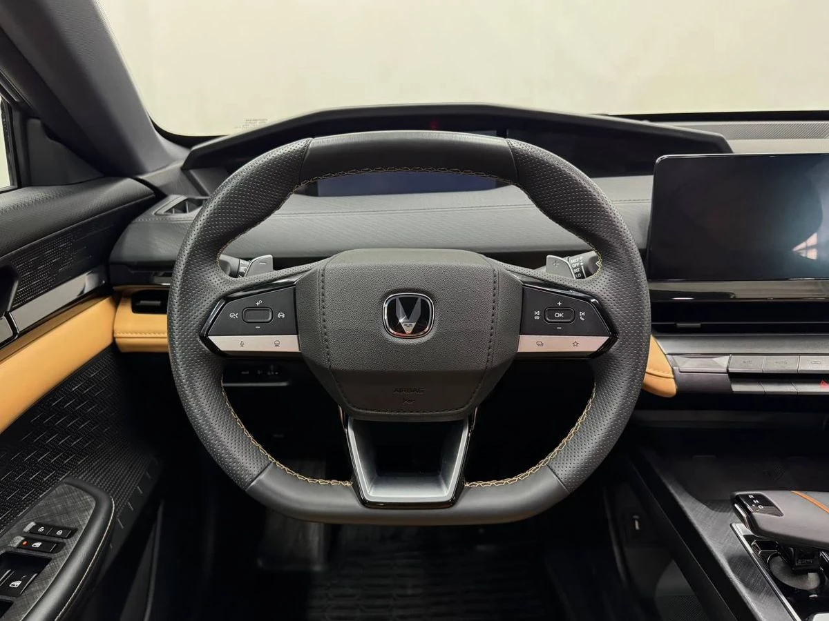 Changan UNI-V, 2023г, передний привод, робот