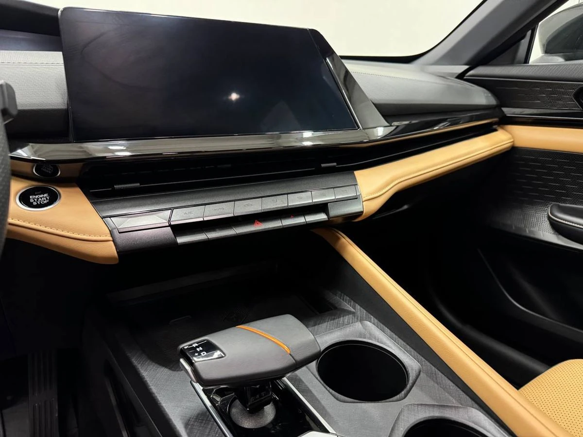 Changan UNI-V, 2023г, передний привод, робот