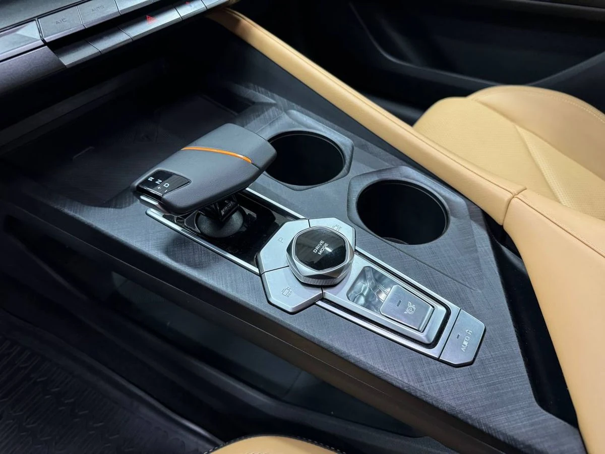 Changan UNI-V, 2023г, передний привод, робот