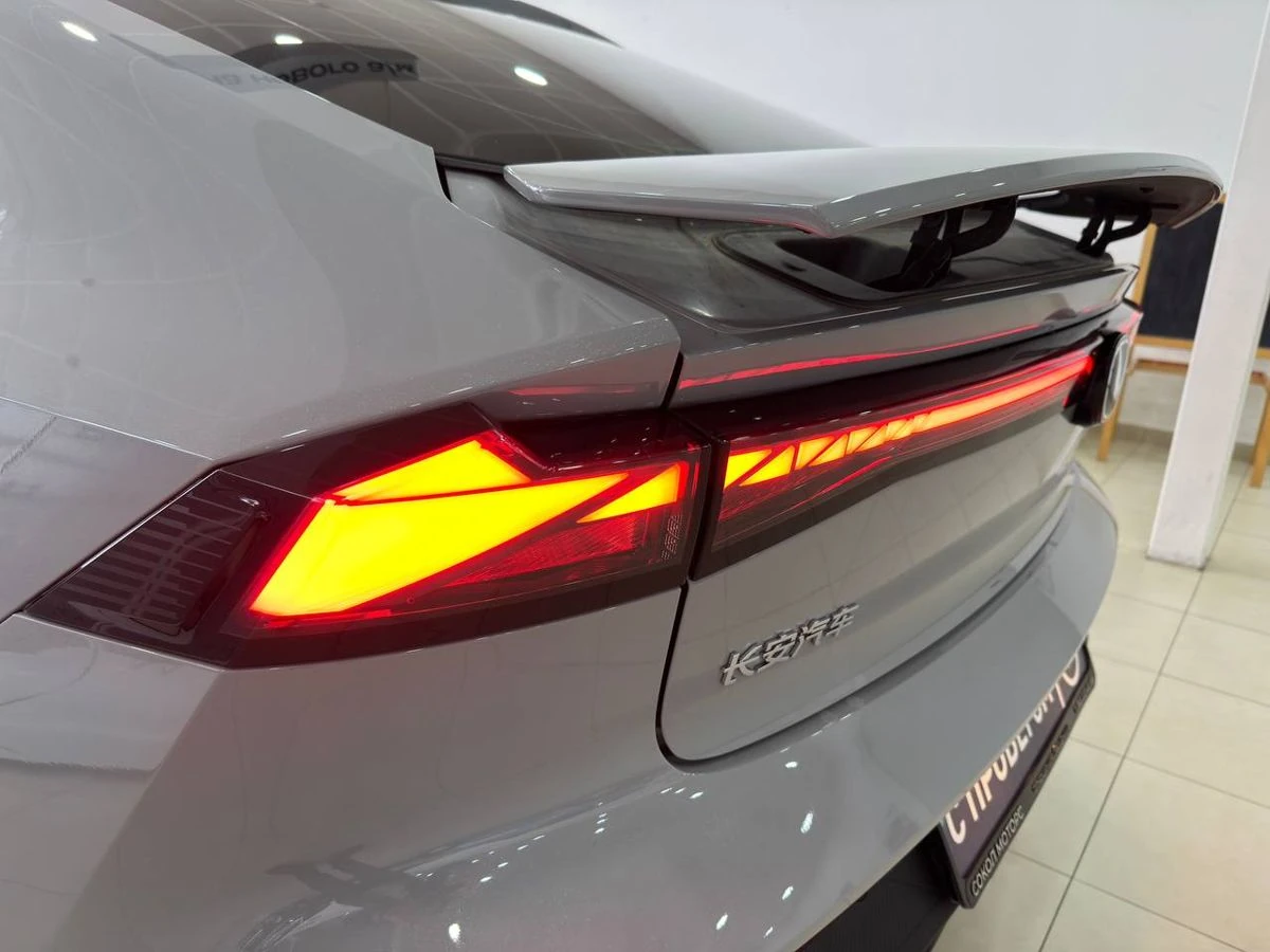 Changan UNI-V, 2023г, передний привод, робот