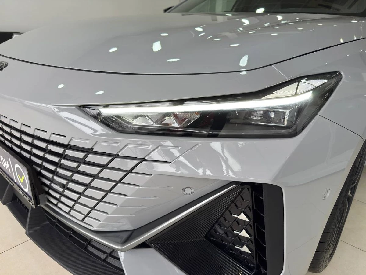 Changan UNI-V, 2023г, передний привод, робот