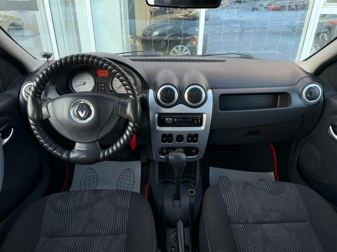 Renault Logan, 2011г, передний привод, автомат