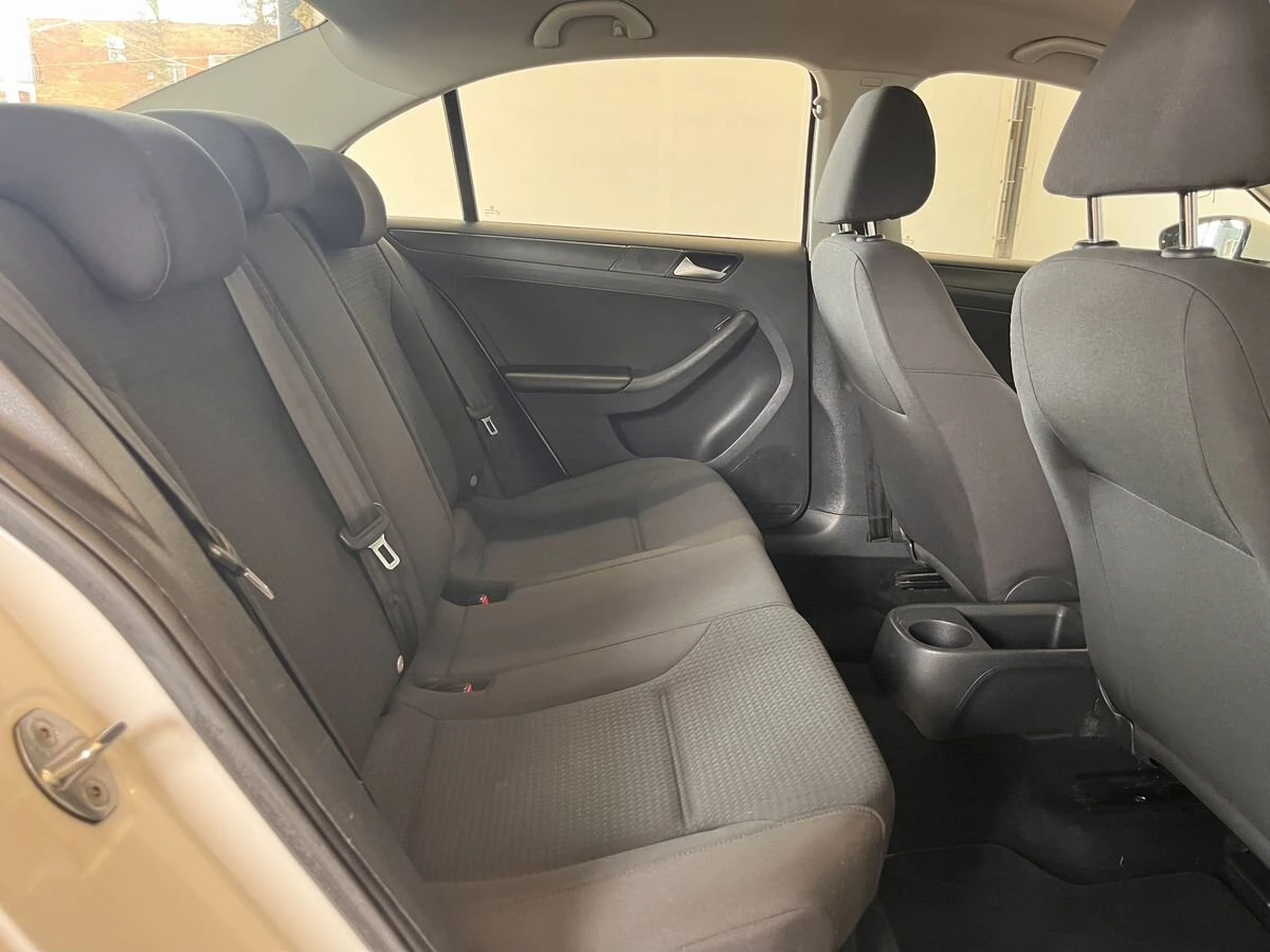 Volkswagen Jetta, 2015г, передний привод, механика