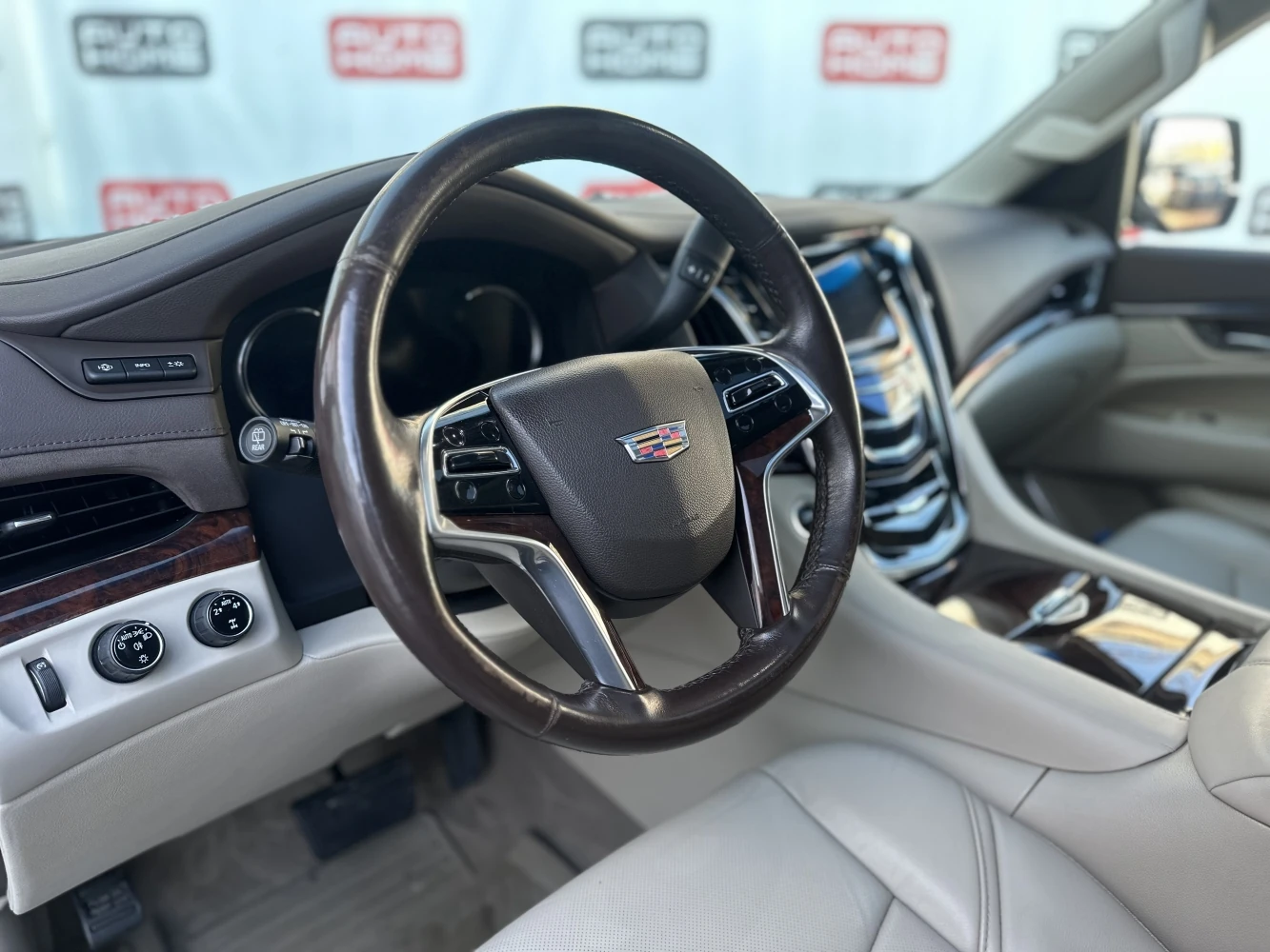 Cadillac Escalade, 2016г, передний привод, автомат