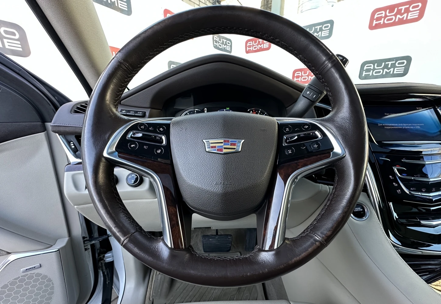 Cadillac Escalade, 2016г, передний привод, автомат