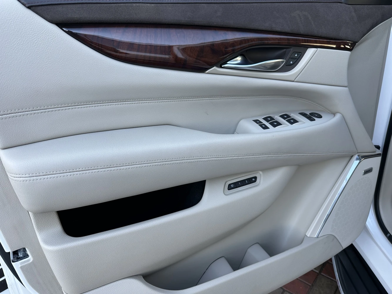 Cadillac Escalade, 2016г, передний привод, автомат