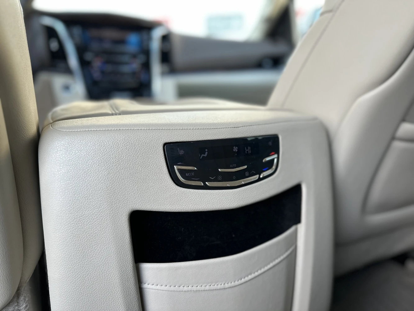 Cadillac Escalade, 2016г, передний привод, автомат