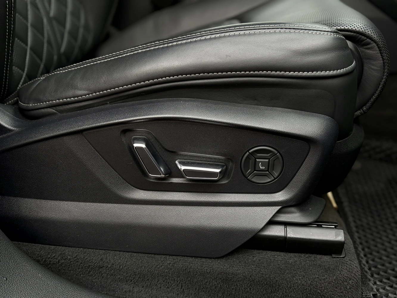 Audi Q8, 2020г, передний привод, автомат