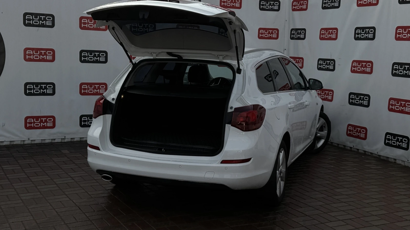 Opel Astra, 2011г, передний привод, автомат