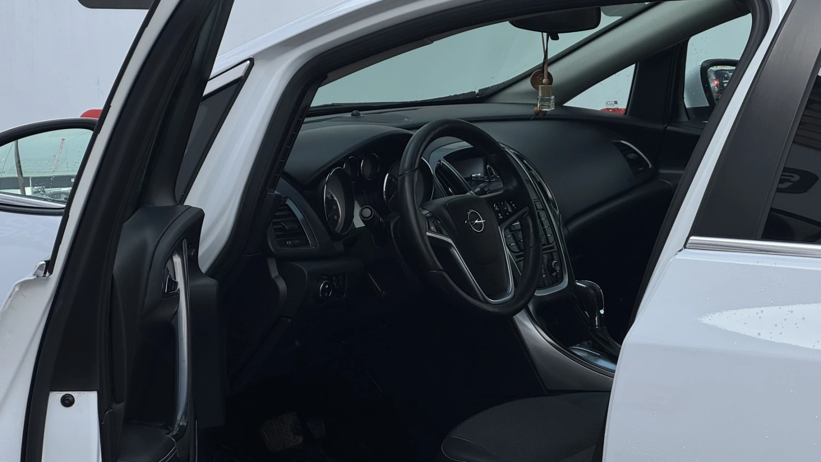 Opel Astra, 2011г, передний привод, автомат