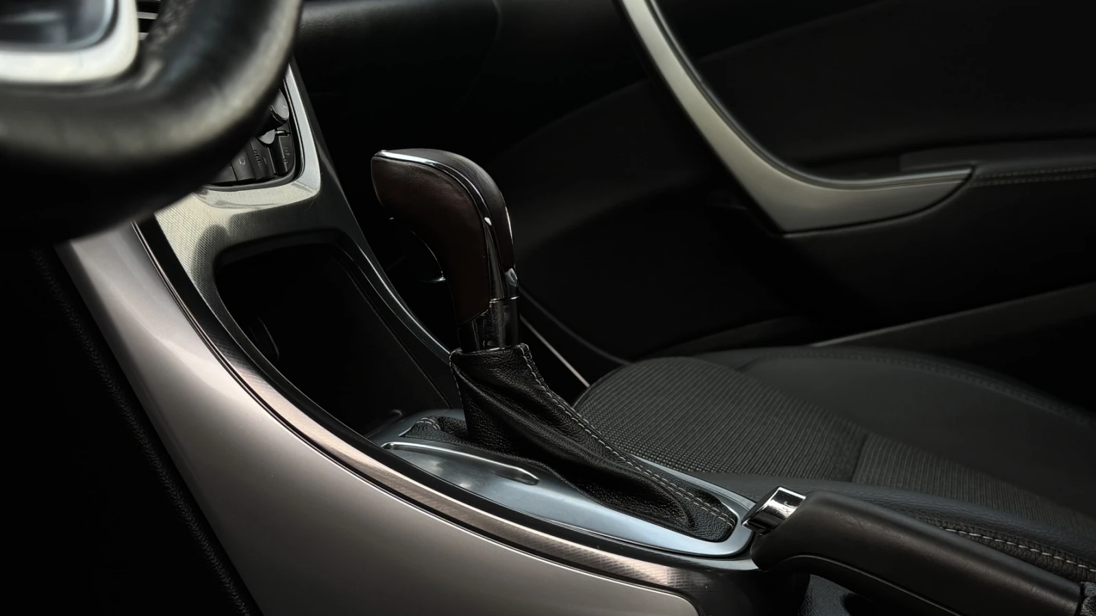 Opel Astra, 2011г, передний привод, автомат