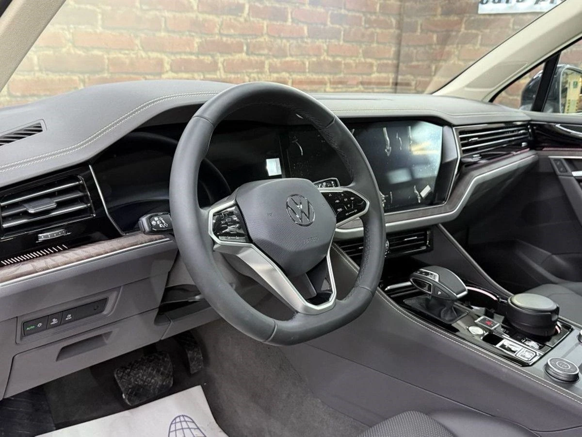 Volkswagen Touareg, 2025г, полный привод, автомат
