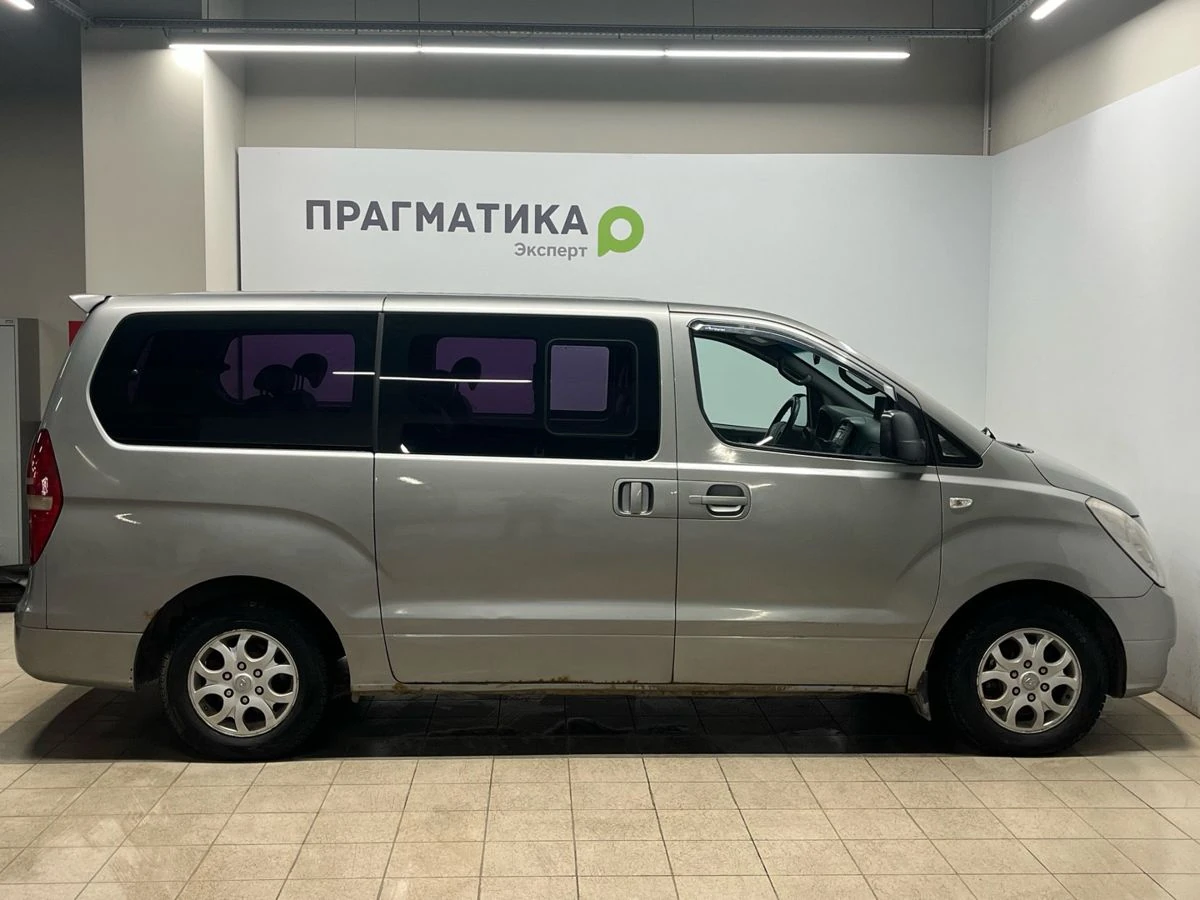Hyundai Grand Starex, 2011г, задний привод, автомат