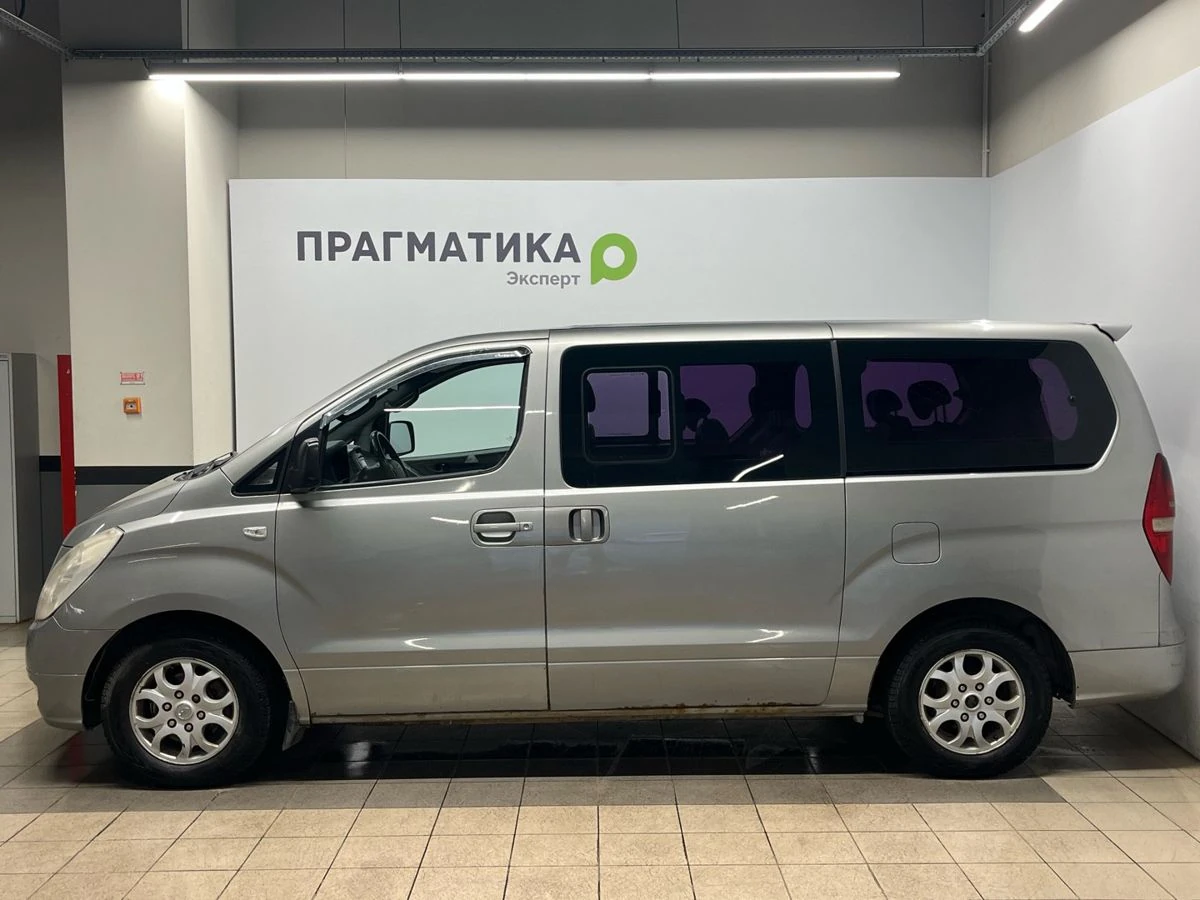 Hyundai Grand Starex, 2011г, задний привод, автомат