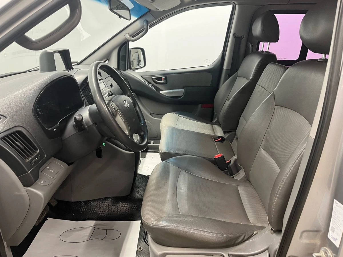 Hyundai Grand Starex, 2011г, задний привод, автомат