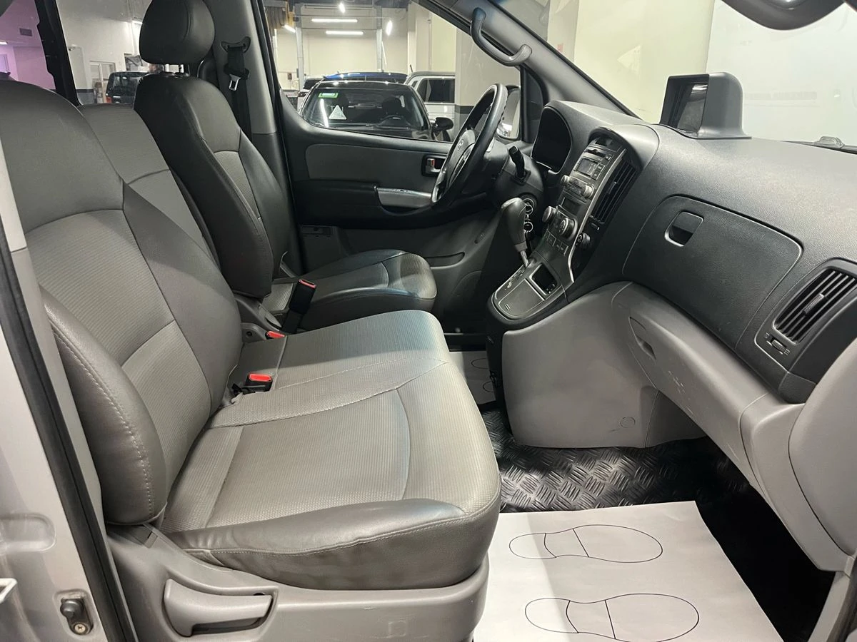 Hyundai Grand Starex, 2011г, задний привод, автомат