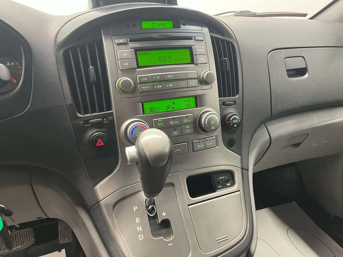 Hyundai Grand Starex, 2011г, задний привод, автомат