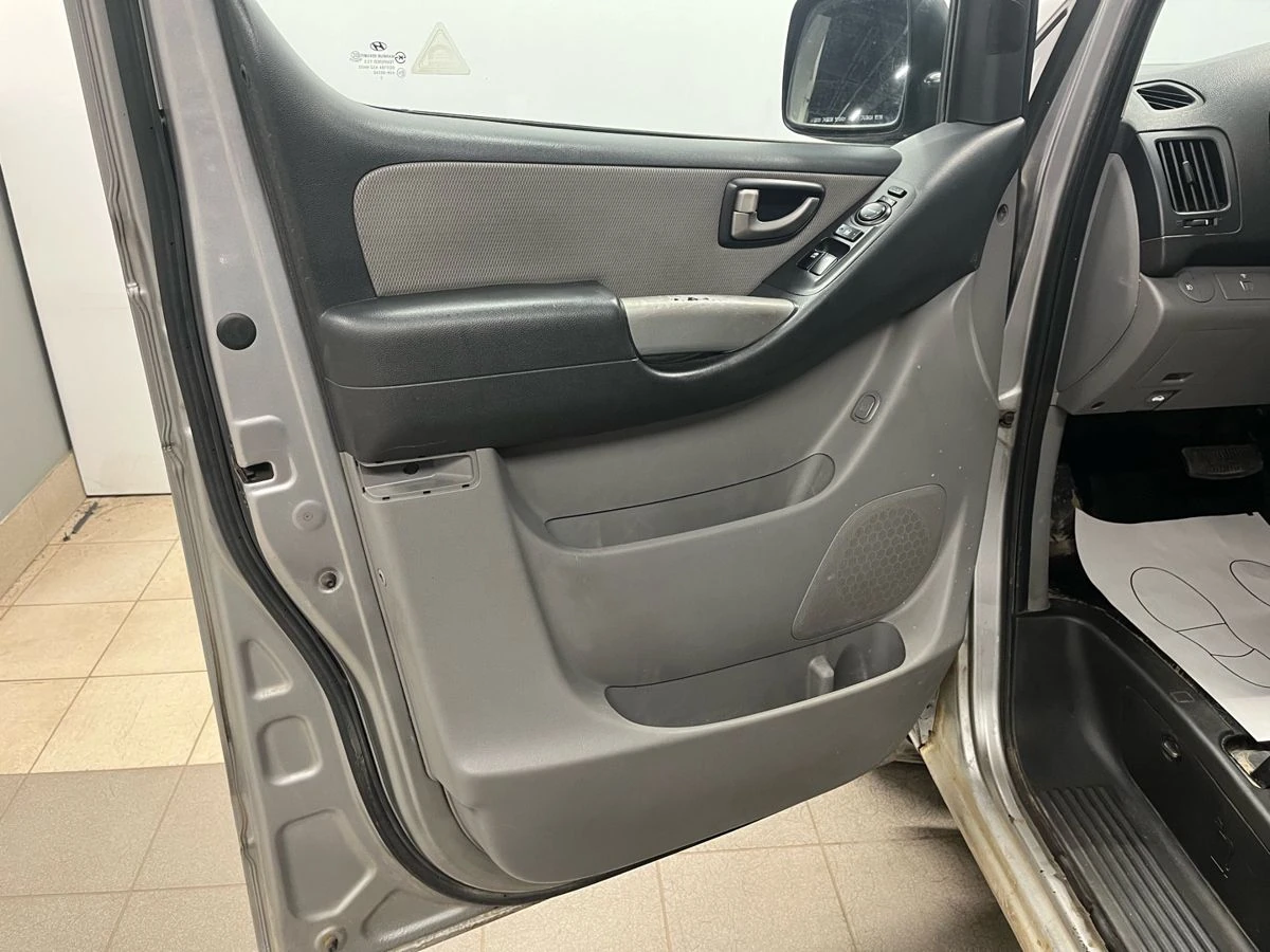 Hyundai Grand Starex, 2011г, задний привод, автомат