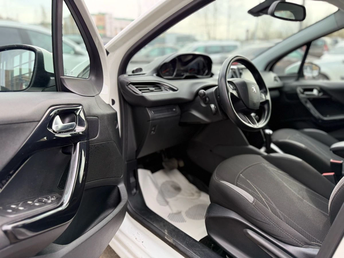 Peugeot 208, 2013г, передний привод, автомат