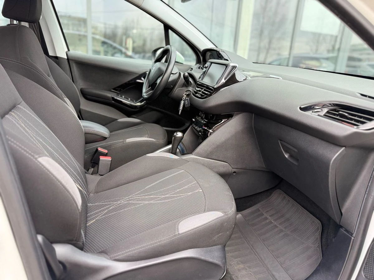 Peugeot 208, 2013г, передний привод, автомат