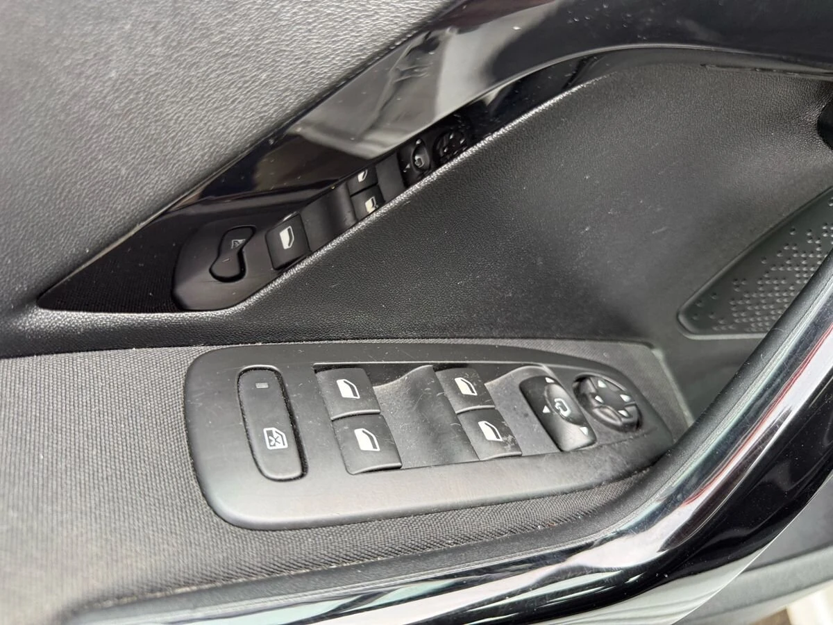 Peugeot 208, 2013г, передний привод, автомат