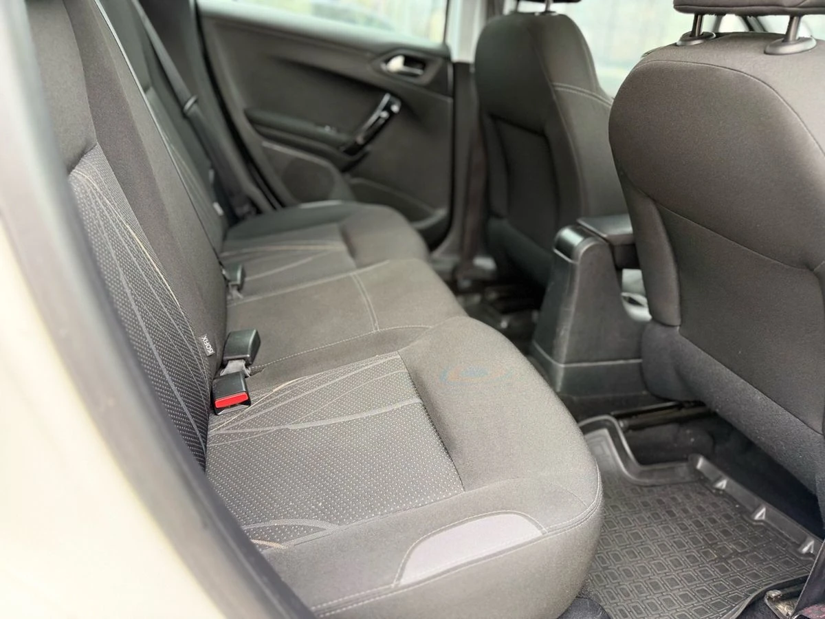 Peugeot 208, 2013г, передний привод, автомат