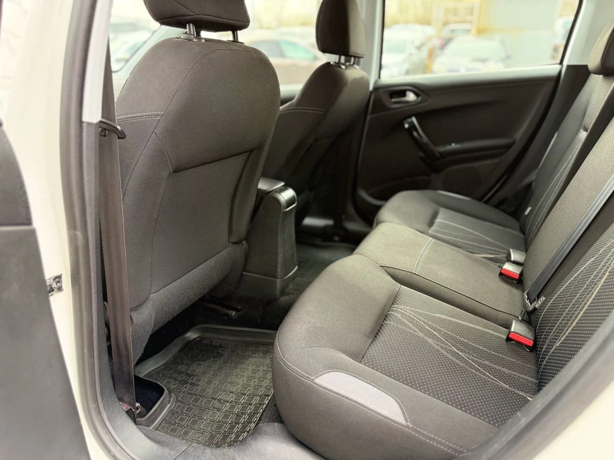 Peugeot 208, 2013г, передний привод, автомат