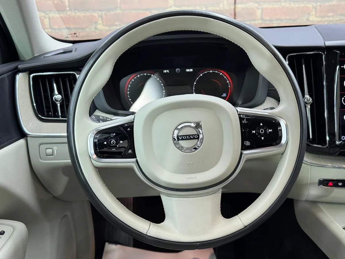 Volvo XC60, 2021г, полный привод, автомат