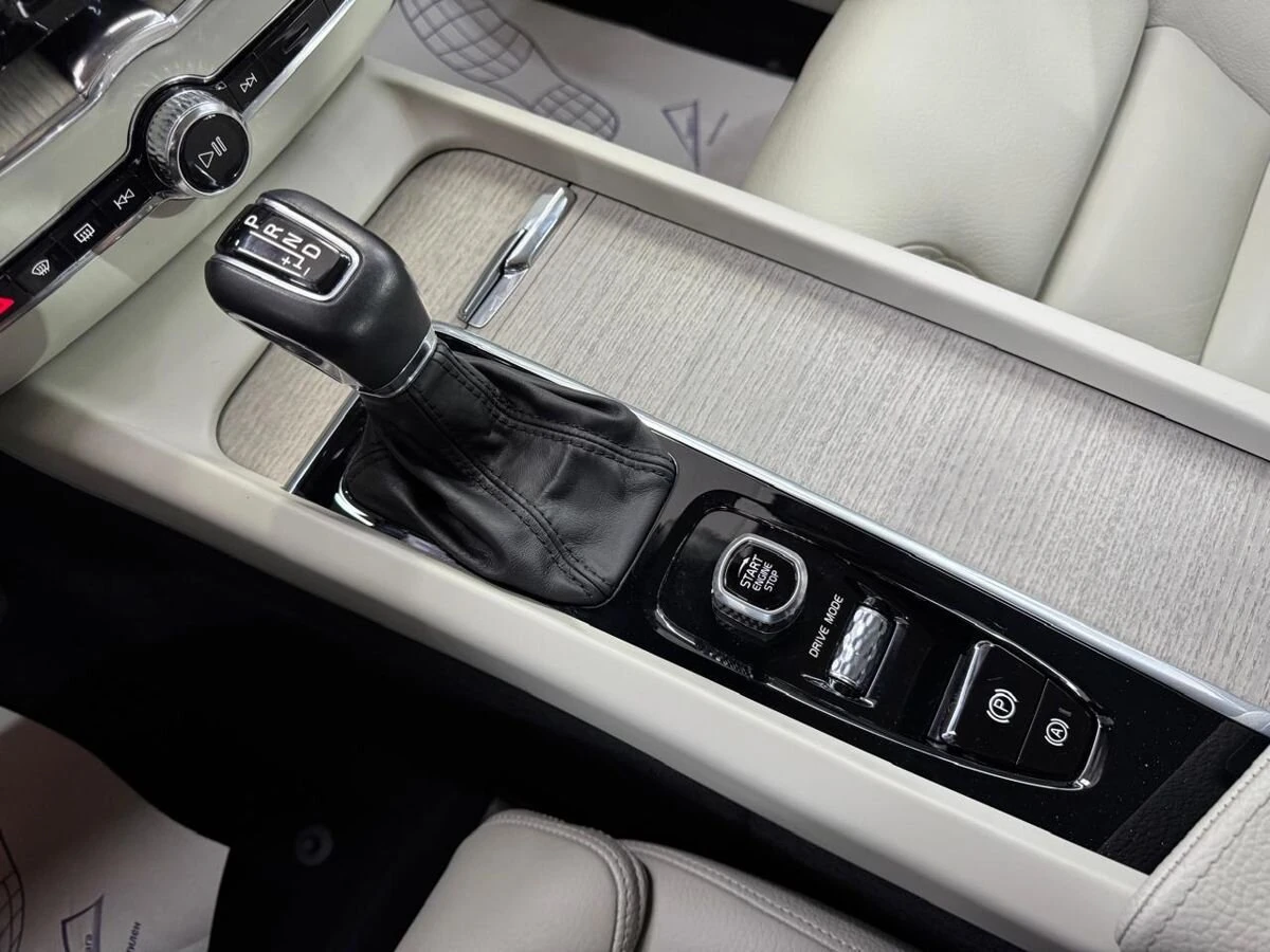 Volvo XC60, 2021г, полный привод, автомат