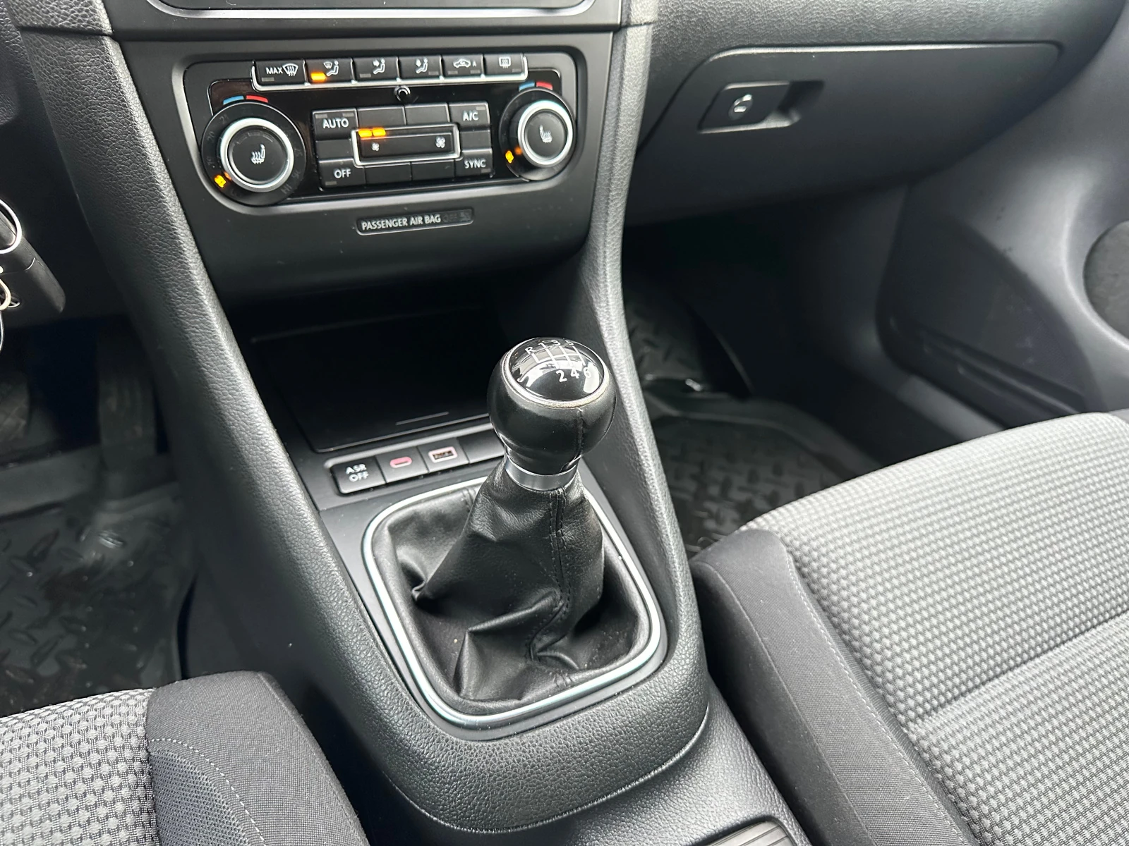 Volkswagen Golf, 2012г, передний привод, механика