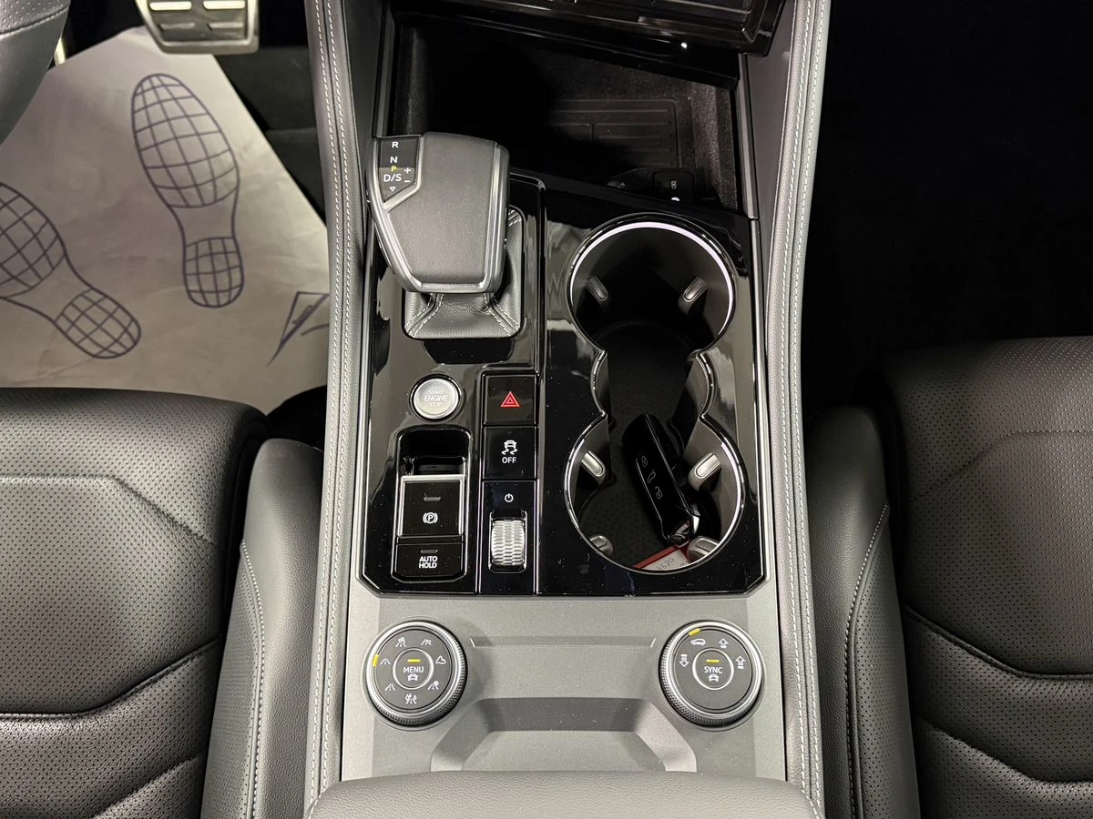 Volkswagen Touareg, 2025г, полный привод, автомат